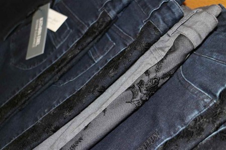 Bei Kathrin Ebel vereinen sich Jeans und Tüllspitze der Modespitze Plauen zu einer wunderbaren Kombination.