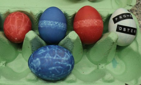 DIY für gefärbte Ostereier mit Spitze und Spitzenborte
