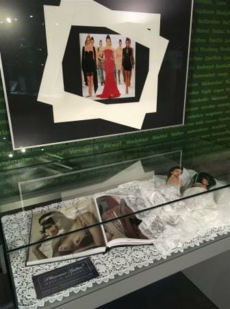 Ausstellung - Die Waffen der Frauen in Suhl im Waffenmuseum - Plauener Spitze eine Waffe der Verführung